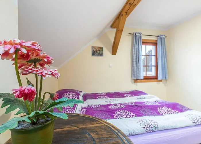 בית נופש Forge Of Happiness With Pool - Happy Gradac