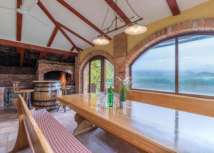 בית נופש Forge Of Happiness With Pool - Happy Gradac